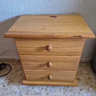 Mesita de noche de madera