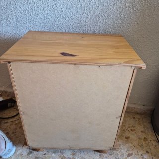 Mesita de noche de madera