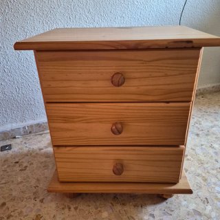 Mesita de noche de madera