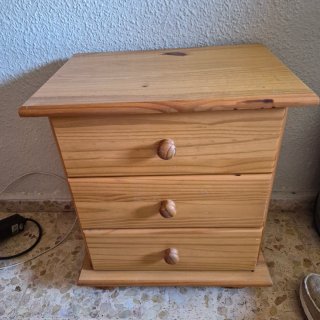 Mesita de noche de madera