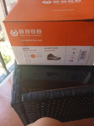 Zapatos de trabajo negros y grises