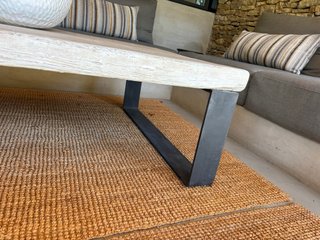 Mesa de centro madera rústica y patas de hierro.