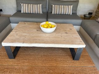 Mesa de centro madera rústica y patas de hierro.