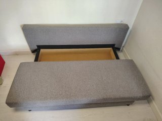 Sofá cama gris de tela