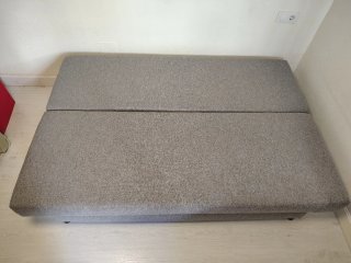Sofá cama gris de tela