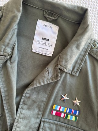 Sobrecamisa Verde Militar con Insignias