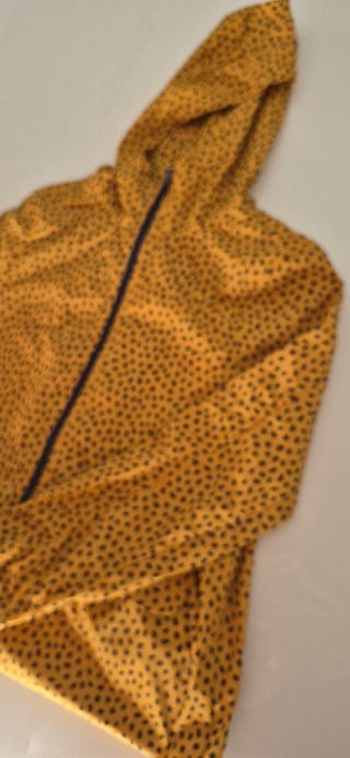 Chubasquero amarillo con puntos negros