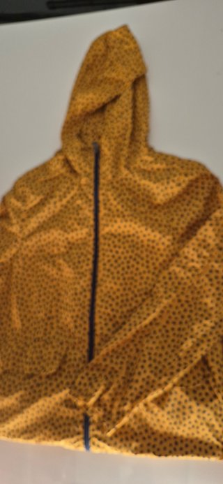 Chubasquero amarillo con puntos negros