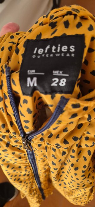 Chubasquero amarillo con puntos negros