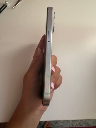 iPhone 15 Pro Plata.