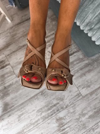 Sandalias Guess Beige y Doradas Tacon