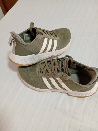 Zapatillas Adidas verdes y blancas