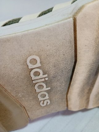 Zapatillas Adidas verdes y blancas