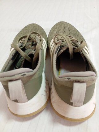 Zapatillas Adidas verdes y blancas