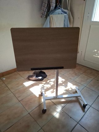 Mesa auxiliar plegable con ruedas