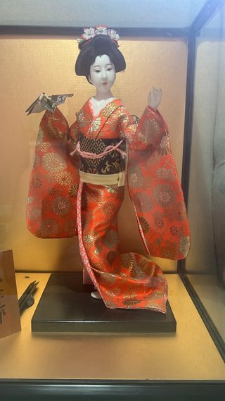 Geisha antigua en vitrina