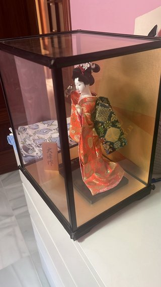 Geisha antigua en vitrina