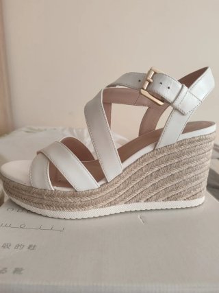 Sandalias Geox blancas con cuña de esparto.