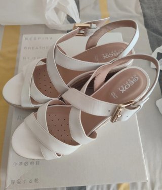 Sandalias Geox blancas con cuña de esparto.