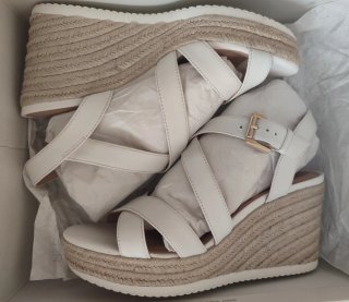 Sandalias Geox blancas con cuña de esparto.