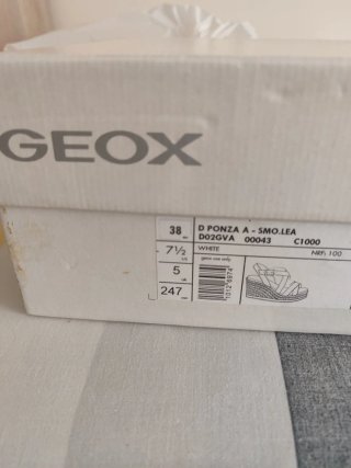 Sandalias Geox blancas con cuña de esparto.