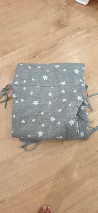 Protector de cuna gris con estrellas
