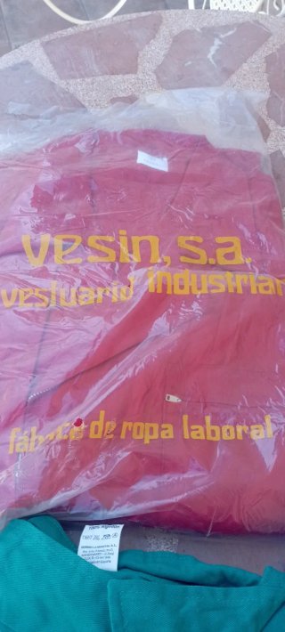 Mono de trabajo verde y rojo Y azul