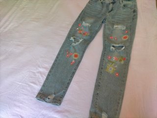 Pantalones vaqueros mujer rotos bordados