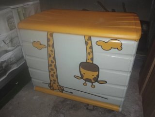 Baúl infantil jirafa naranja y blanco