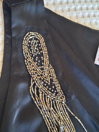 Vestido negro seda con pedrería estilo boho