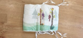 Protector de cuna con estampado infantil