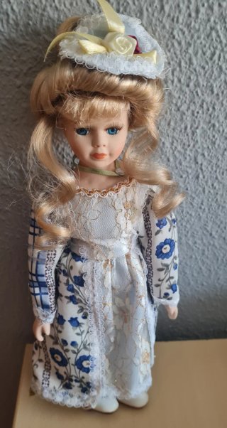 Muñeca de porcelana vintage