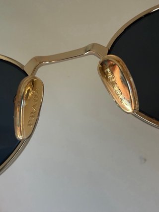 Gafas de sol Prada doradas y negras