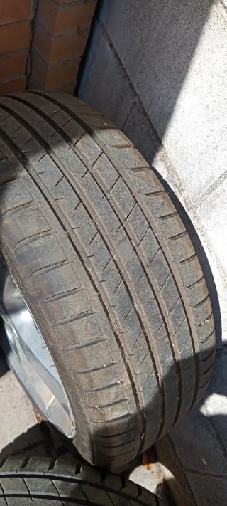 Llantas Toyota Auris Híbrido E150 con cubiertas