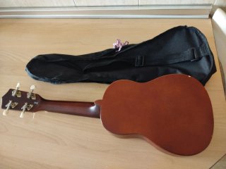 Ukelele Harley Benton con funda