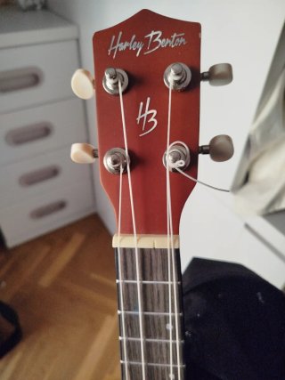 Ukelele Harley Benton con funda