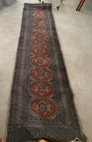 Alfombra persa runner gris y roja