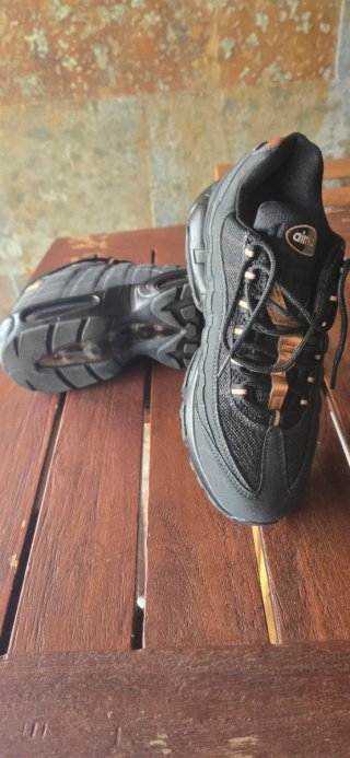 Nike Air Max 95 Negro y Dorado Puestas 1 vez