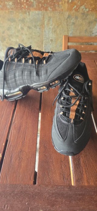 Nike Air Max 95 Negro y Dorado Puestas 1 vez