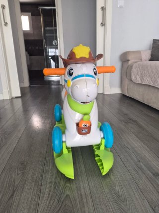 Caballo correpasillos con ruedas