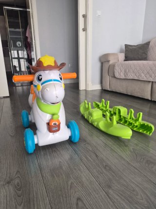 Caballo correpasillos con ruedas