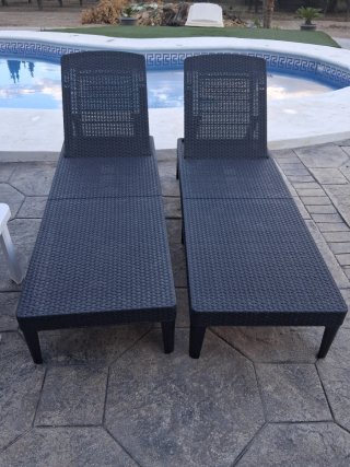 Due sdraio da giardino in rattan grigio scuro