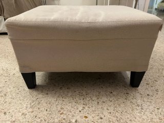 Pouf imbottito beige con gambe