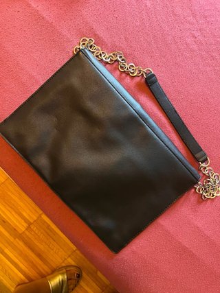 Borsa a spalla nera con dettagli oro