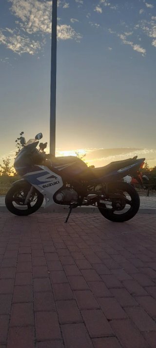 Suzuki GS500F 2005 Azul y Blanco