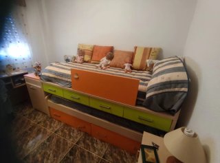 Dormitorio infantil con cama y cajones