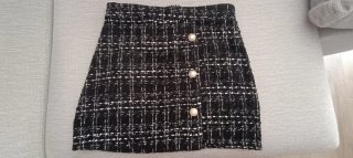 Falda tweed negra y blanca con botones