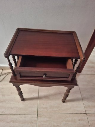Mesa de noche de madera con cajón