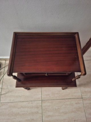 Mesa de noche de madera con cajón