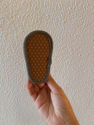 Sandalias grises para bebé